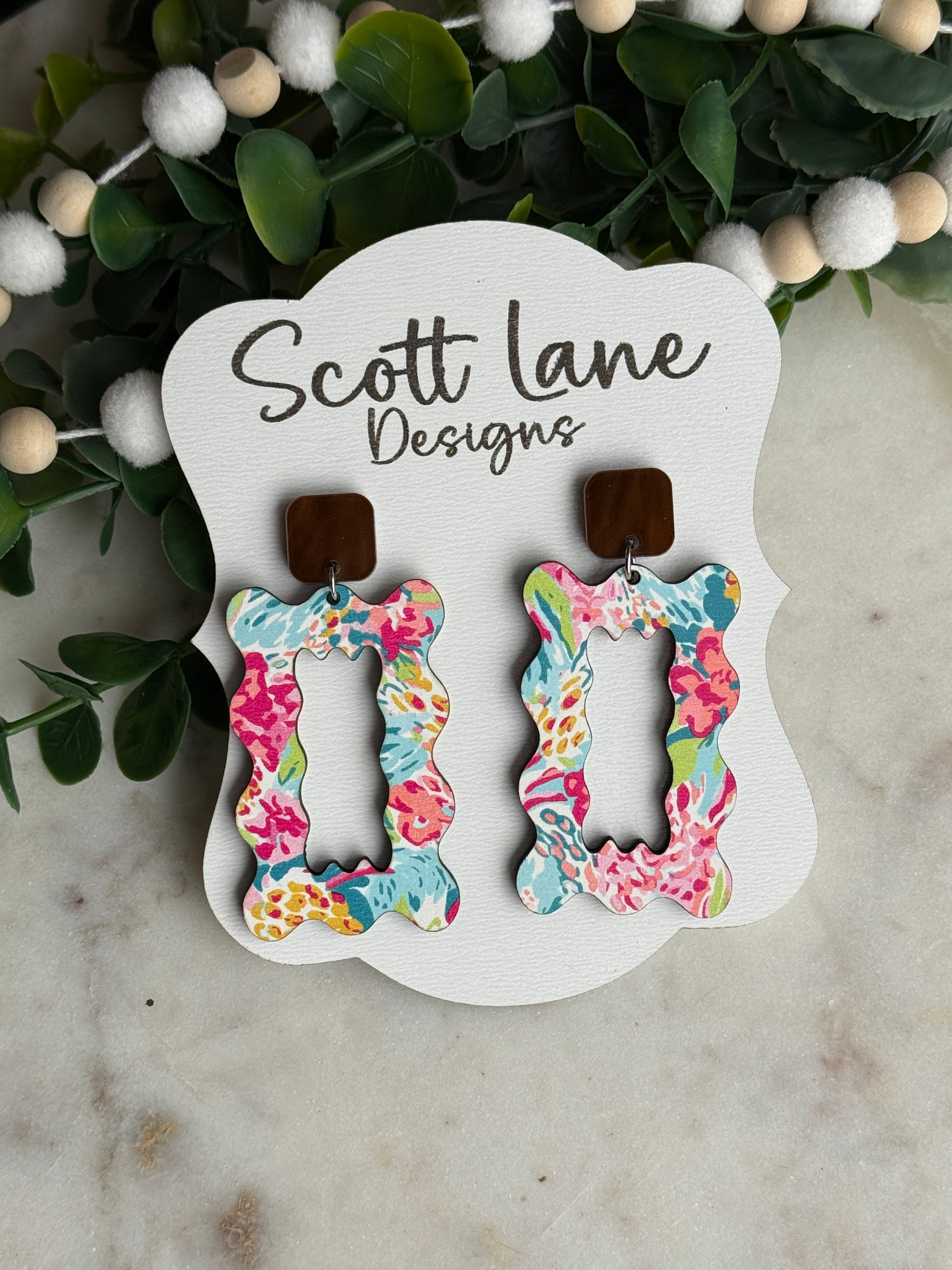 Preppy Floral lightweight earring with brown stud