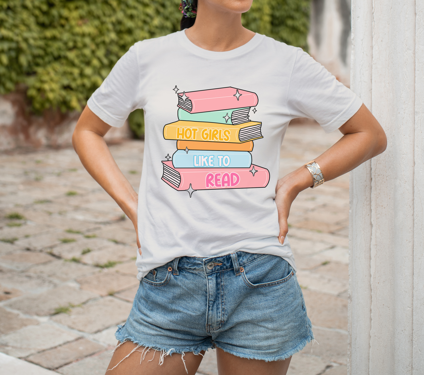 Hot Girls Like to Read Tee